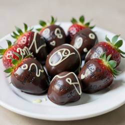 Personalized Anniversary Chocolate-Covered Strawberries